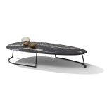 Couchtisch Surf von Draenert –  Echtsteinplatte auf schwarzem Metallgestell.
