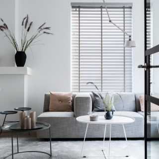 Holzjalousien in Faserstruktur