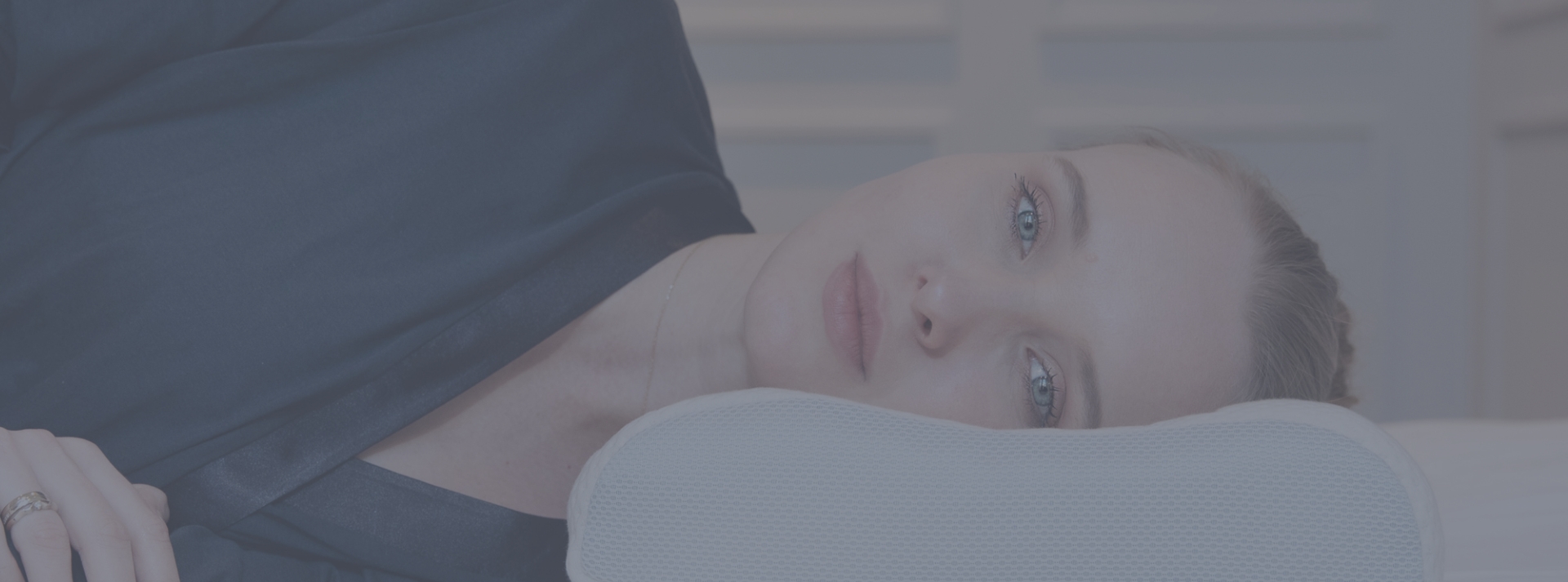 Einladendes Schlafzimmer mit gemütlichem Bett